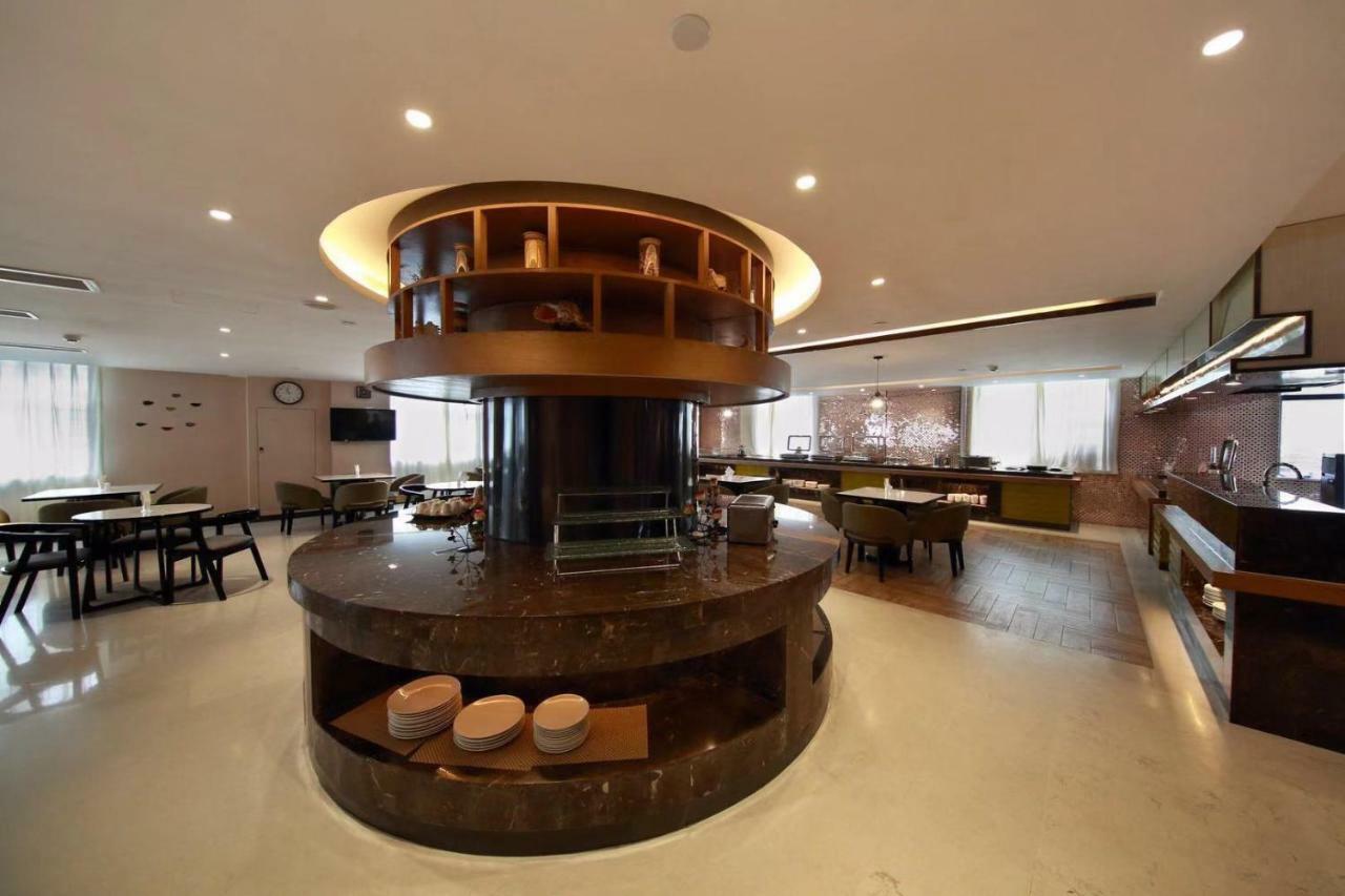 锦江都城酒店海南省政府日月广场免税店 Haikou  Exterior photo